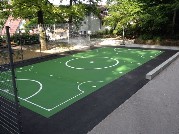 Asphaltfarbe im Schulhof als Spielfeld