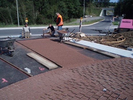 Farbiger Gussasphalt in TerraCotta mit Asphalt-Prägetechnik